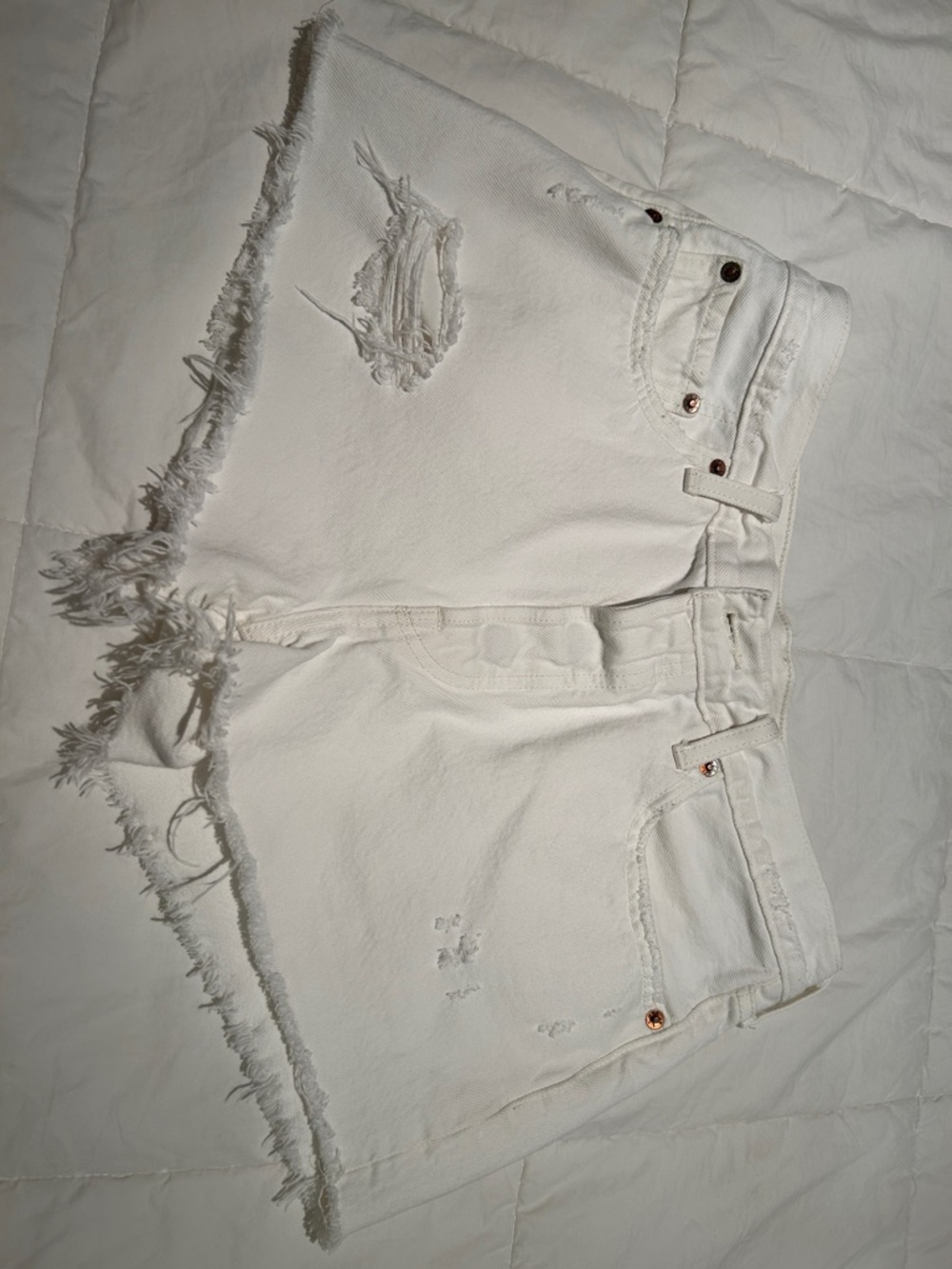 Levi’s White Distressed Frayed Hem Denim Shorts